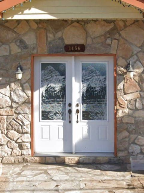 Un bâtiment en pierre avec une porte blanche et une pancarte indiquant 1818