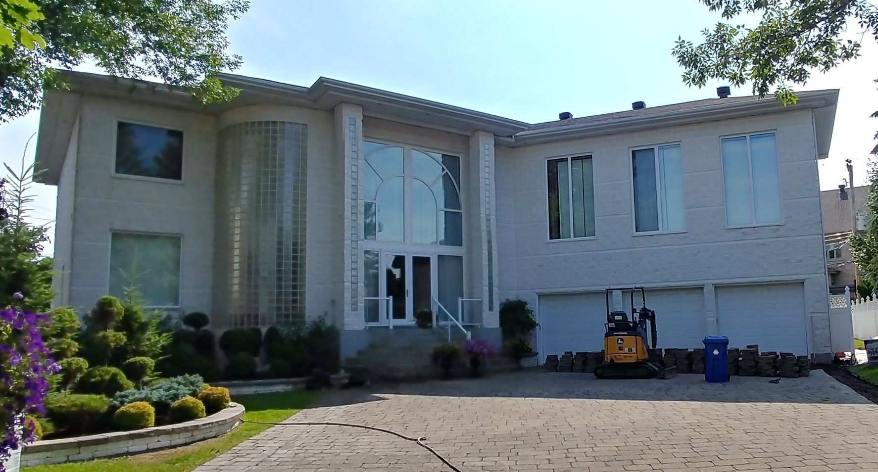 Un camion est garé devant une maison blanche