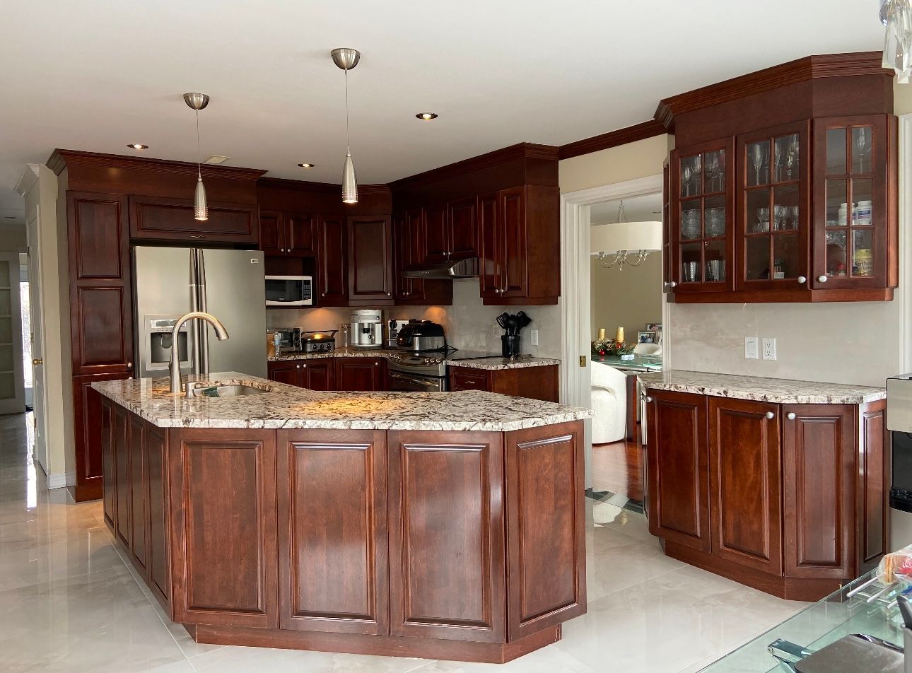 Une cuisine avec des armoires en bois et des comptoirs en granit