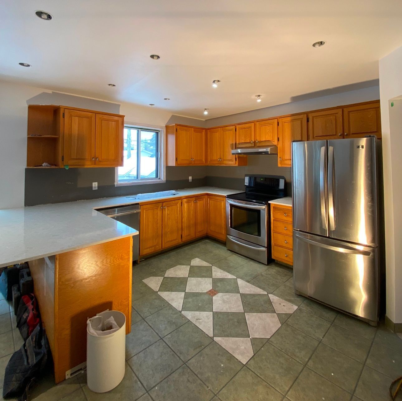 Une cuisine avec des appareils électroménagers en acier inoxydable et des armoires en bois