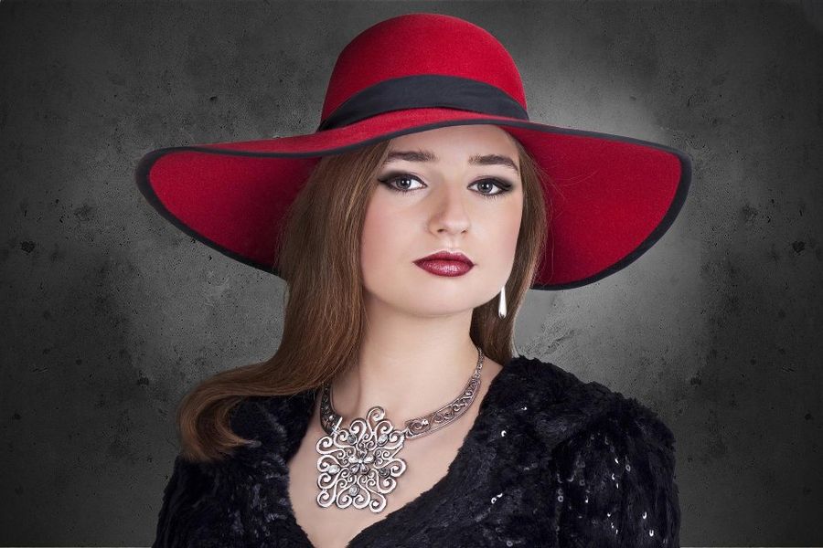 Donna con make-up e cappello rosso