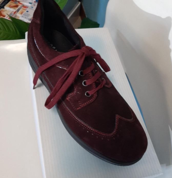 Scarpa ECOSANIT in camoscio bordeaux predisposta con suola antiscivolo. Presidio Medico Detraibile