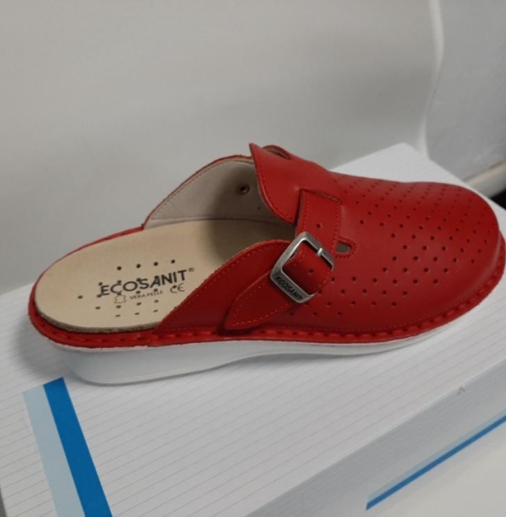 Ciabatta ECOSANIT di colore rosso apiro forato