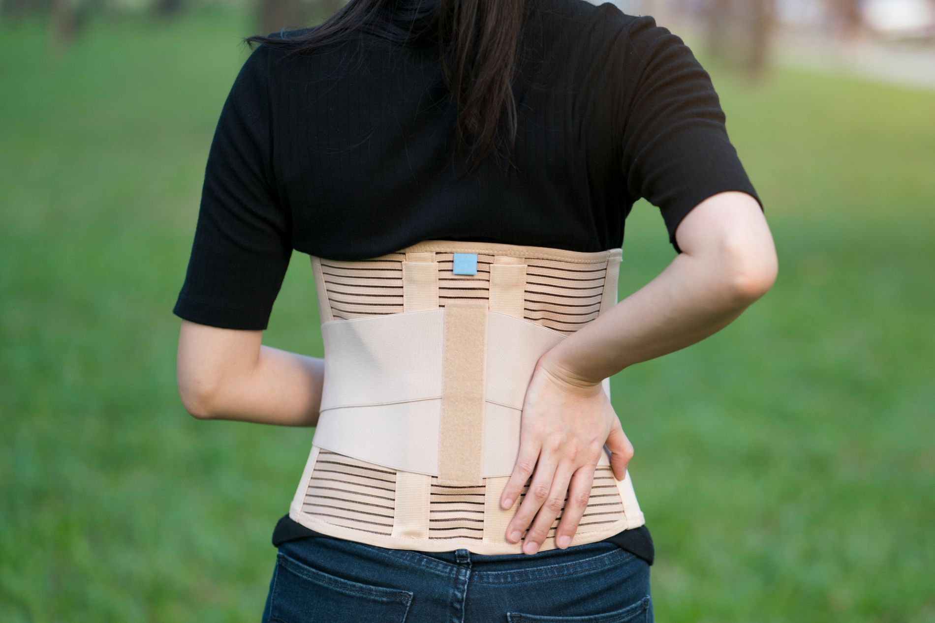 donna con busto ortopedico