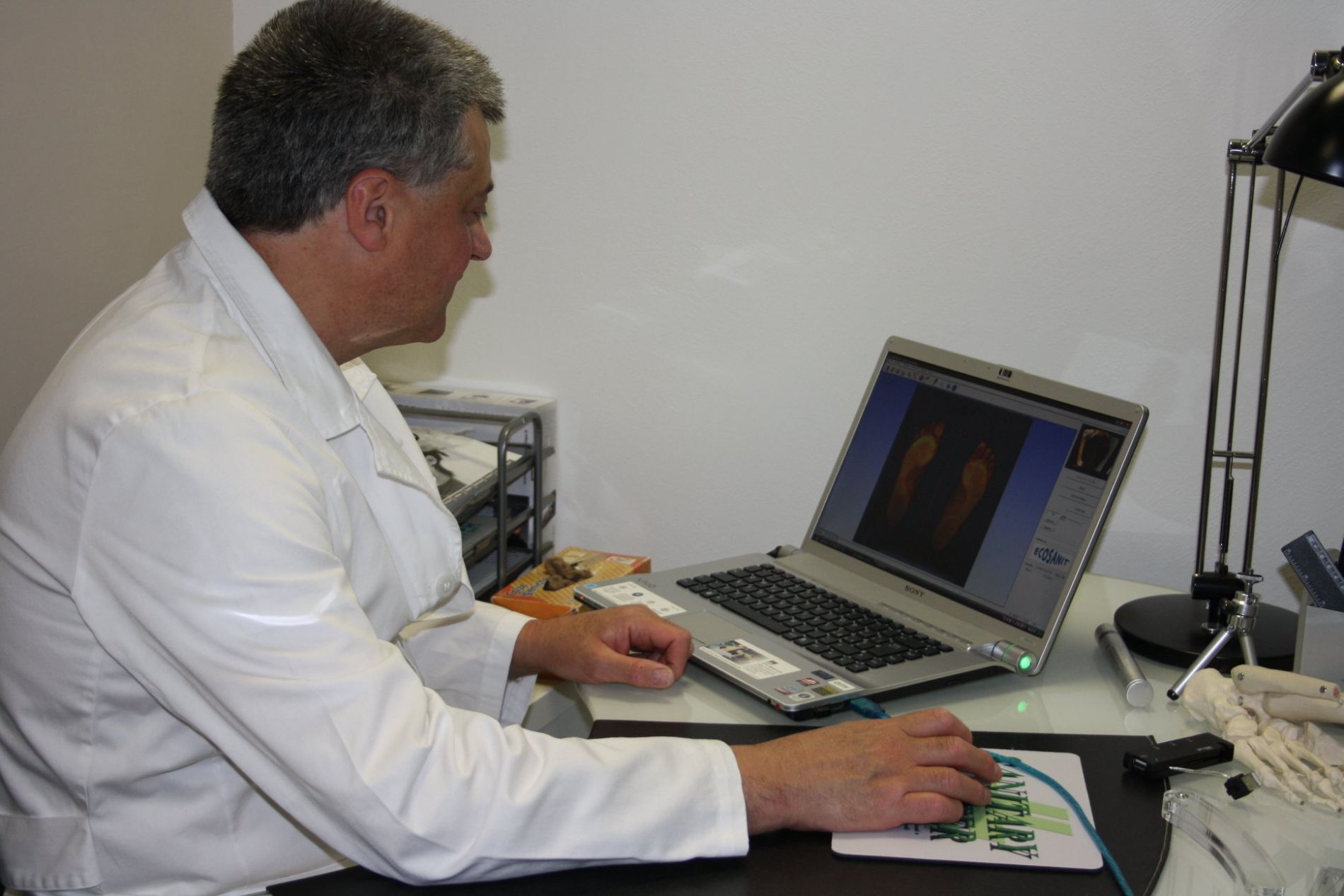 esame computerizzato per verificare la postura del piede