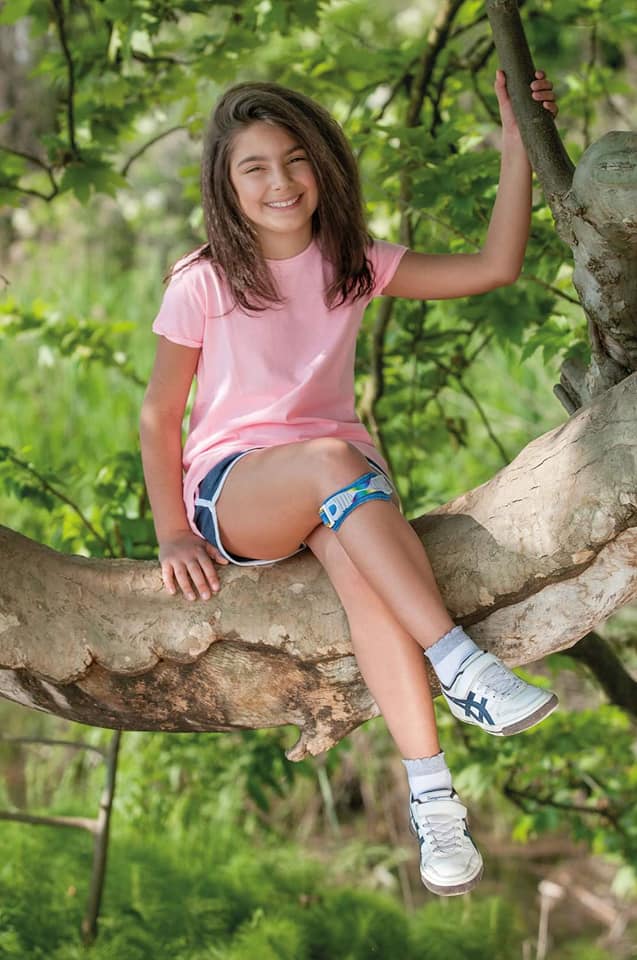 bambina con tutore per il ginocchio
