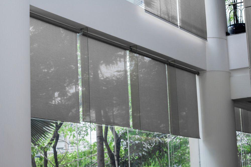 Long Blinds Protected Sunlight With Large Glass Wall
