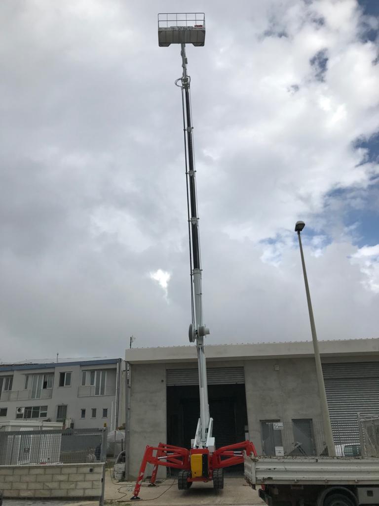 piattaforma aerea ragno per il rifacimento di facciate