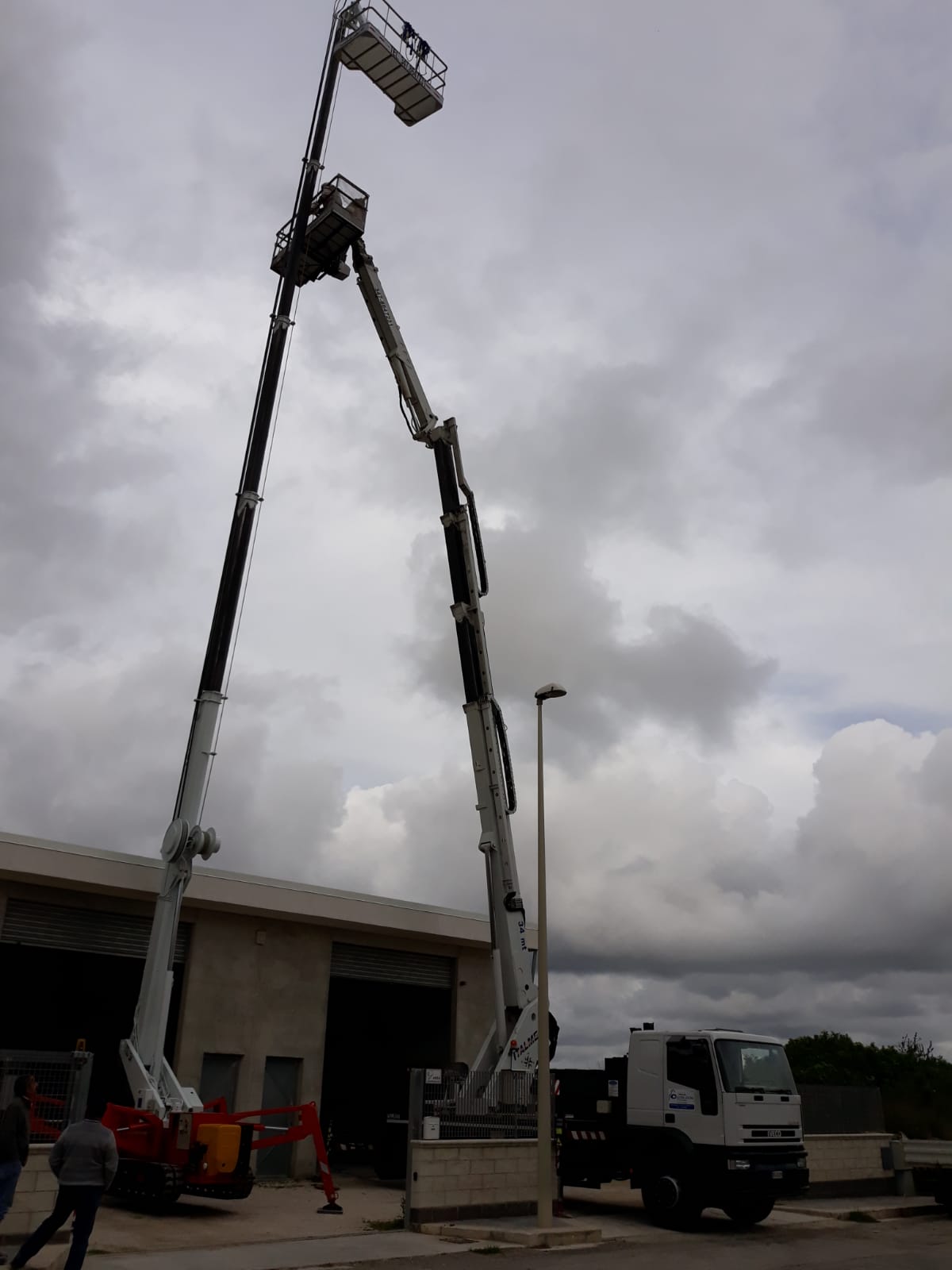 piattaforma aerea bianca