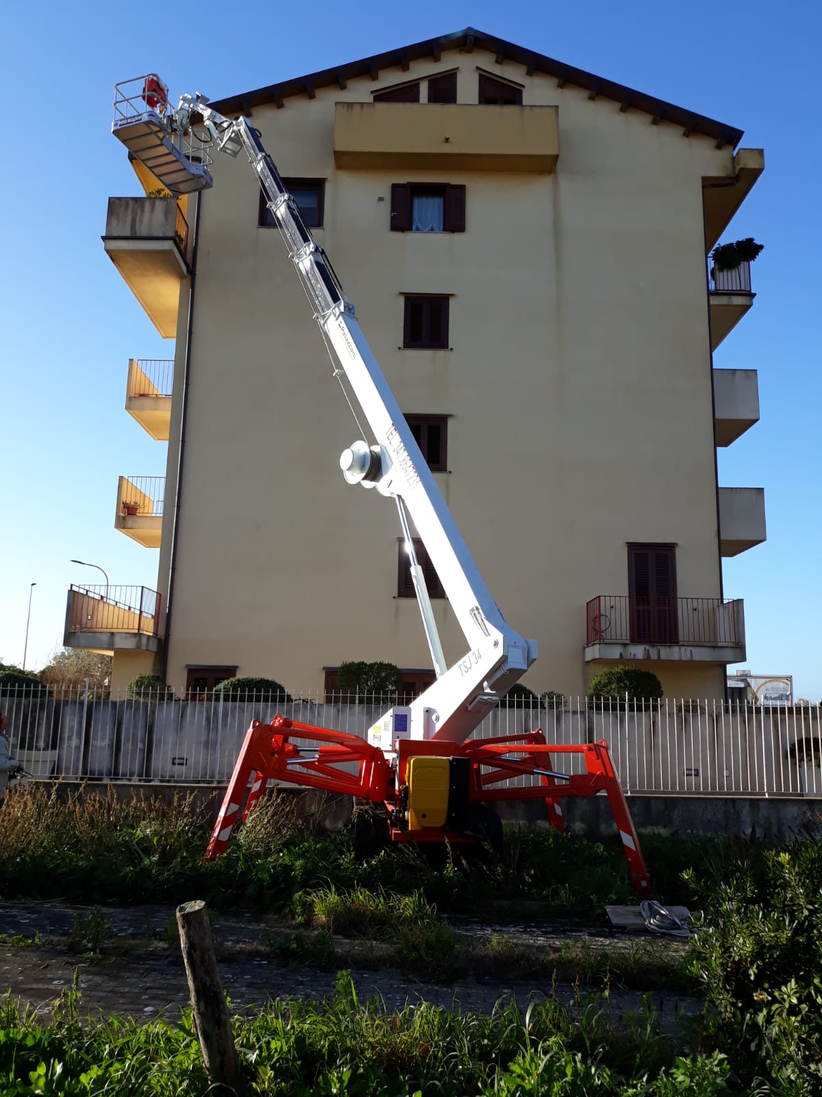 opera di ristrutturazione con piattaforma ragno