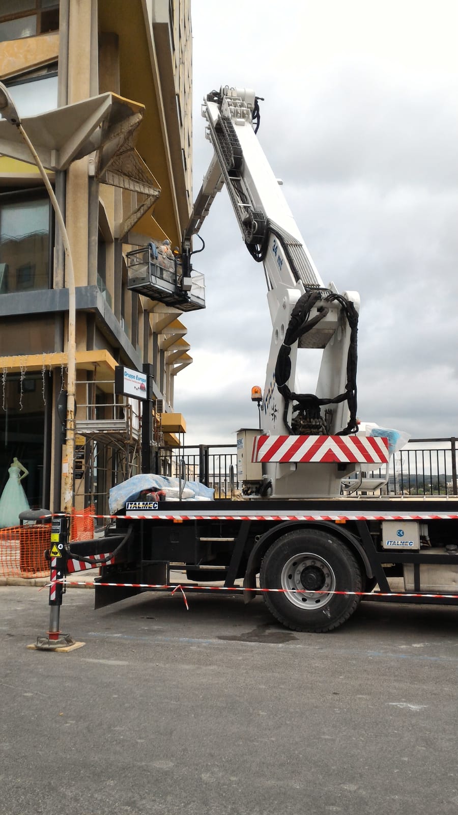intervento di ristrutturazione edile eseguito con la piattaforma aerea
