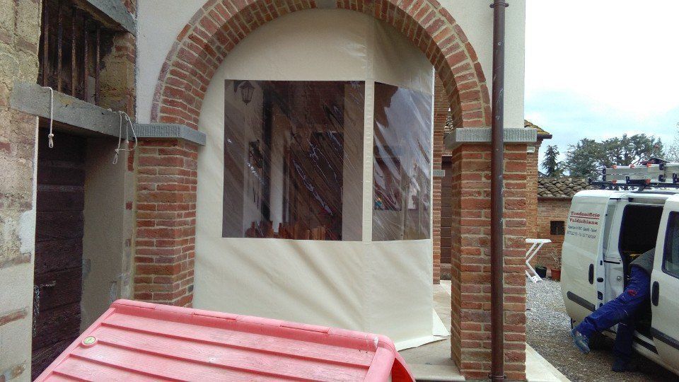 Un furgone bianco è parcheggiato davanti a un edificio in mattoni.