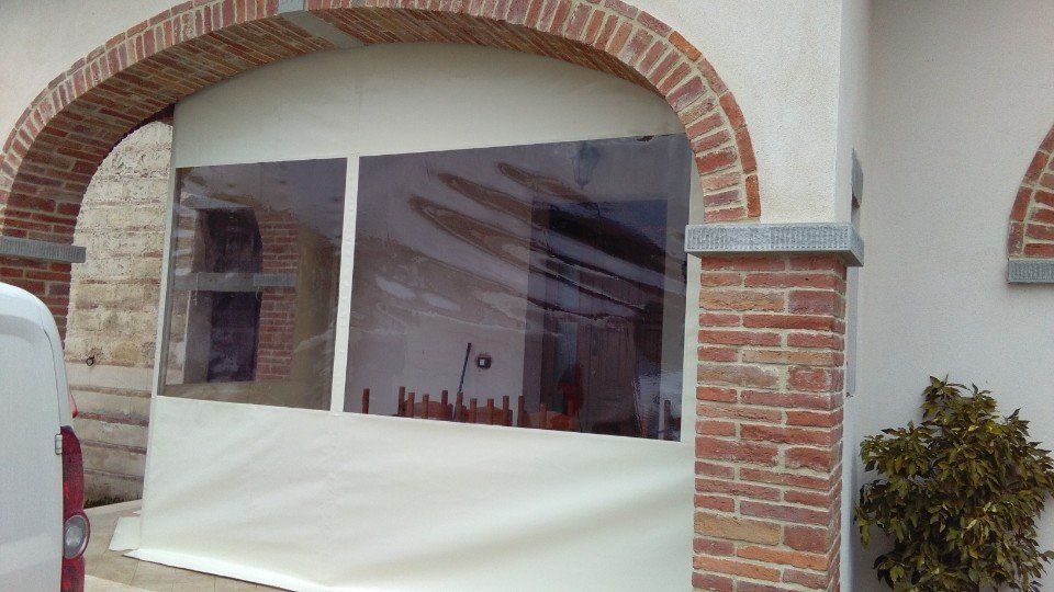 Un furgone bianco è parcheggiato davanti a un edificio in mattoni.