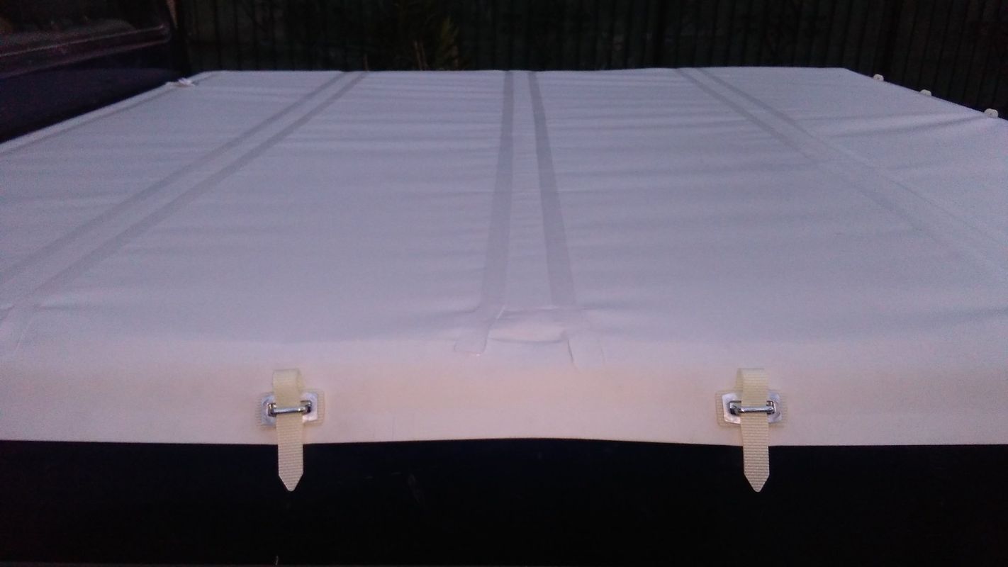 Un telo bianco è appoggiato su un tavolo nero.