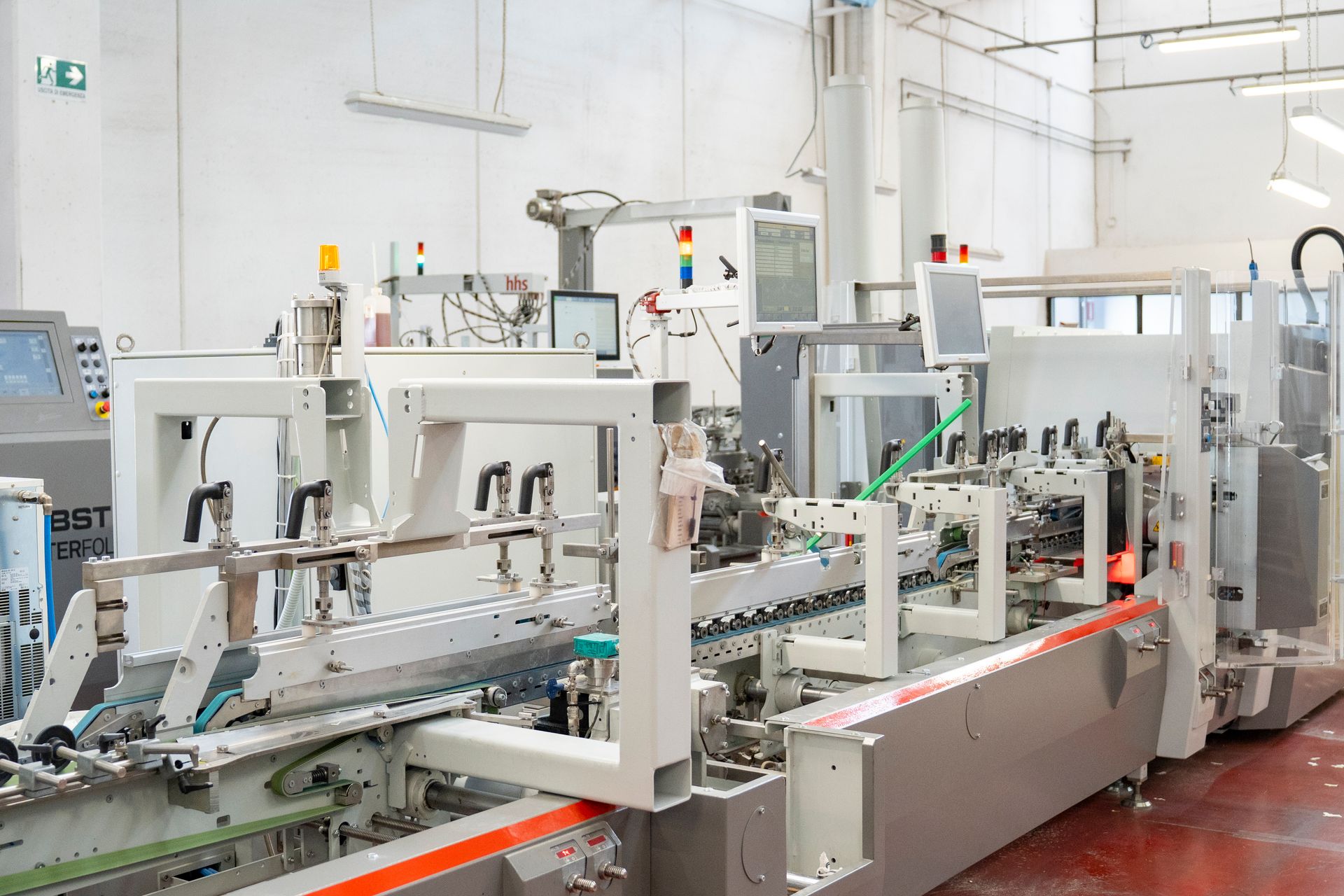 Macchina confezionatrice industriale in un ambiente di fabbrica, con nastri