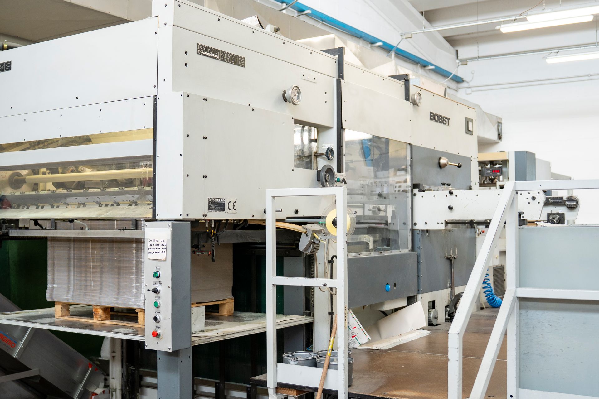 Grande macchina da stampa industriale in un luminoso locale di fabbrica