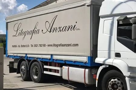 Camion bianco per le consegne con il logo