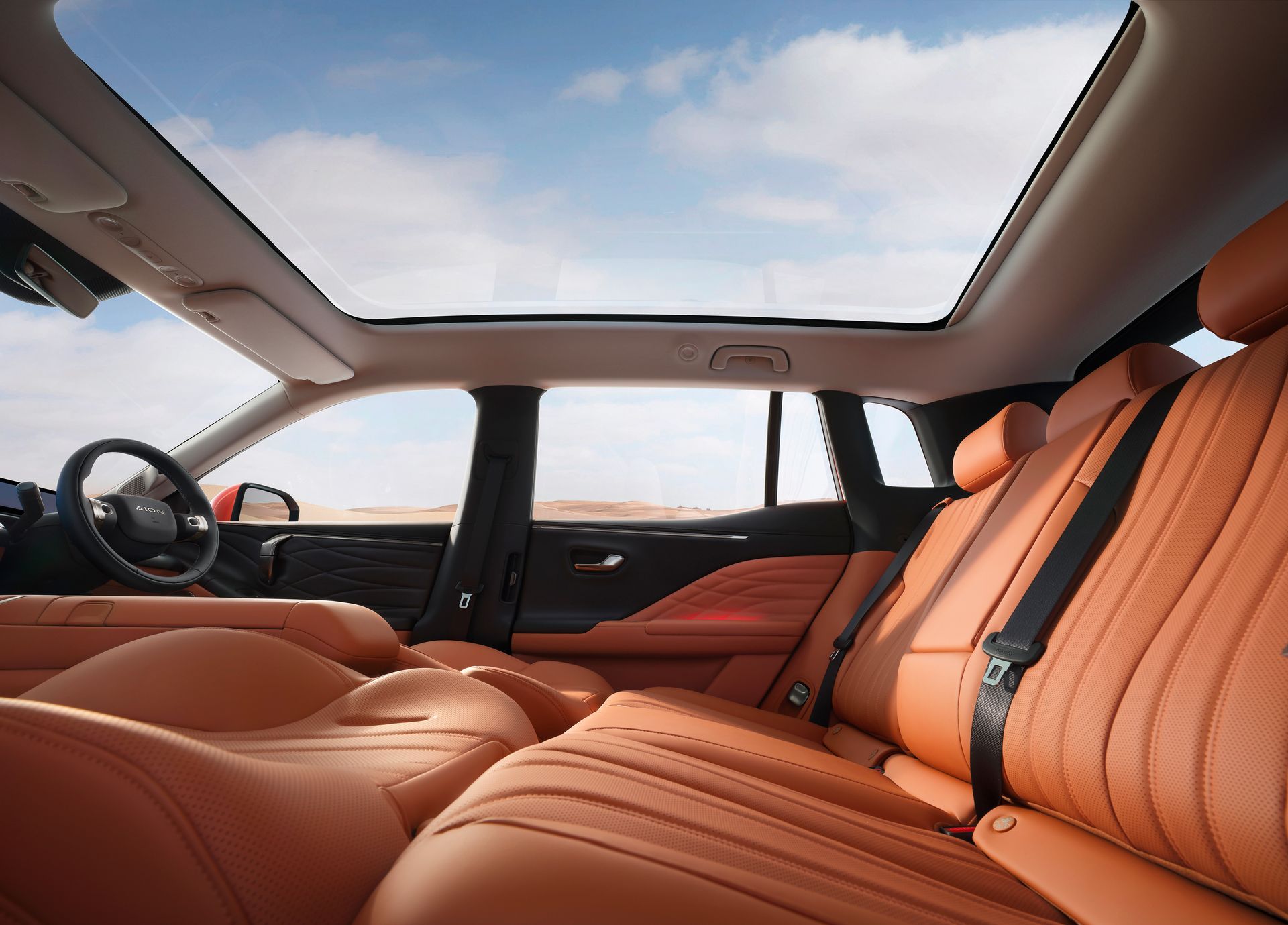 O interior de um carro com bancos de couro marrom e teto solar.