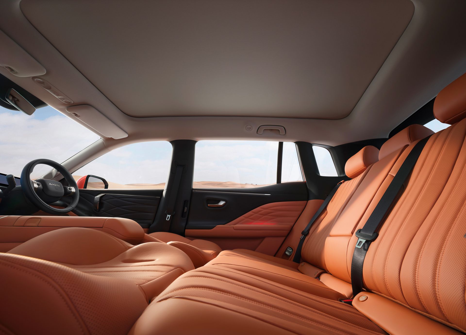 O interior de um carro com bancos de couro marrom e teto solar.