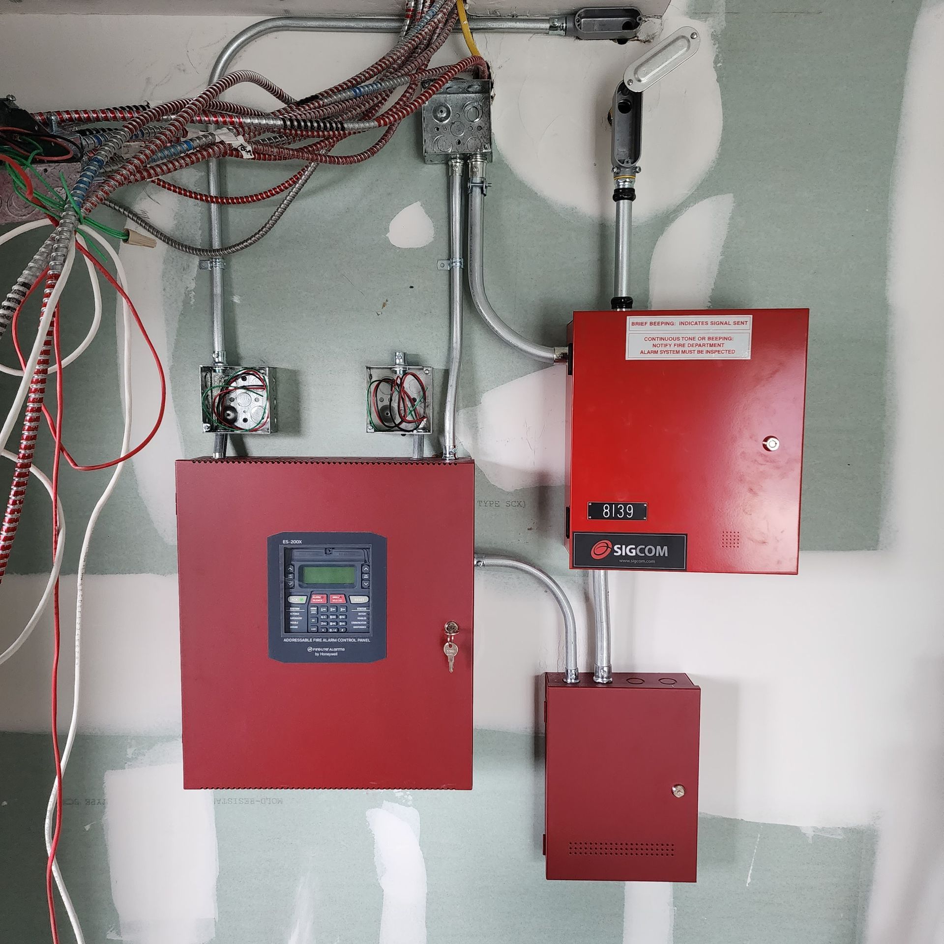 A red box on a wall that says ' emergency ' on it