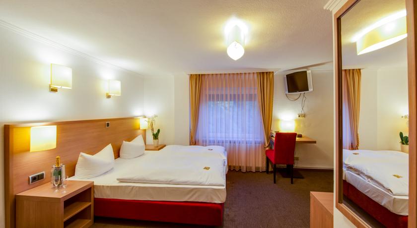 Bett im Zimmer vom Hotel und Restaurant Fährhaus Ziehl