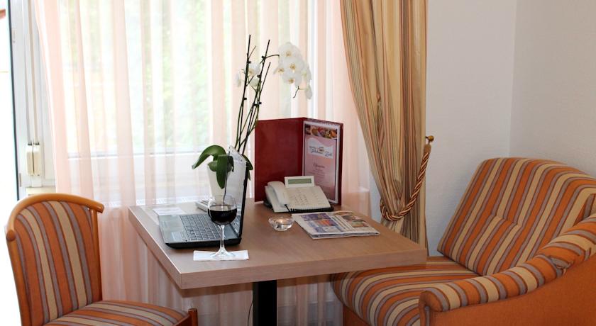 Sitzecke im Zimmer vom Hotel und Restaurant Fährhaus Ziehl