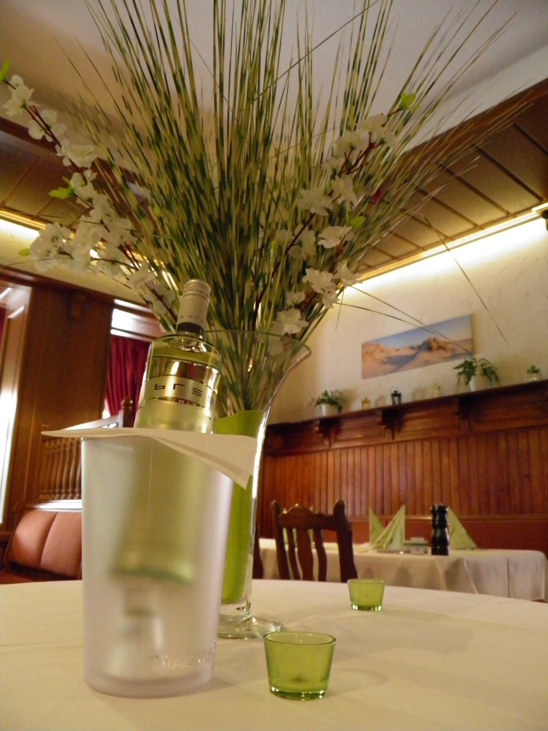 Gekühlter Weißwein im Restaurant Fährhaus Ziehl