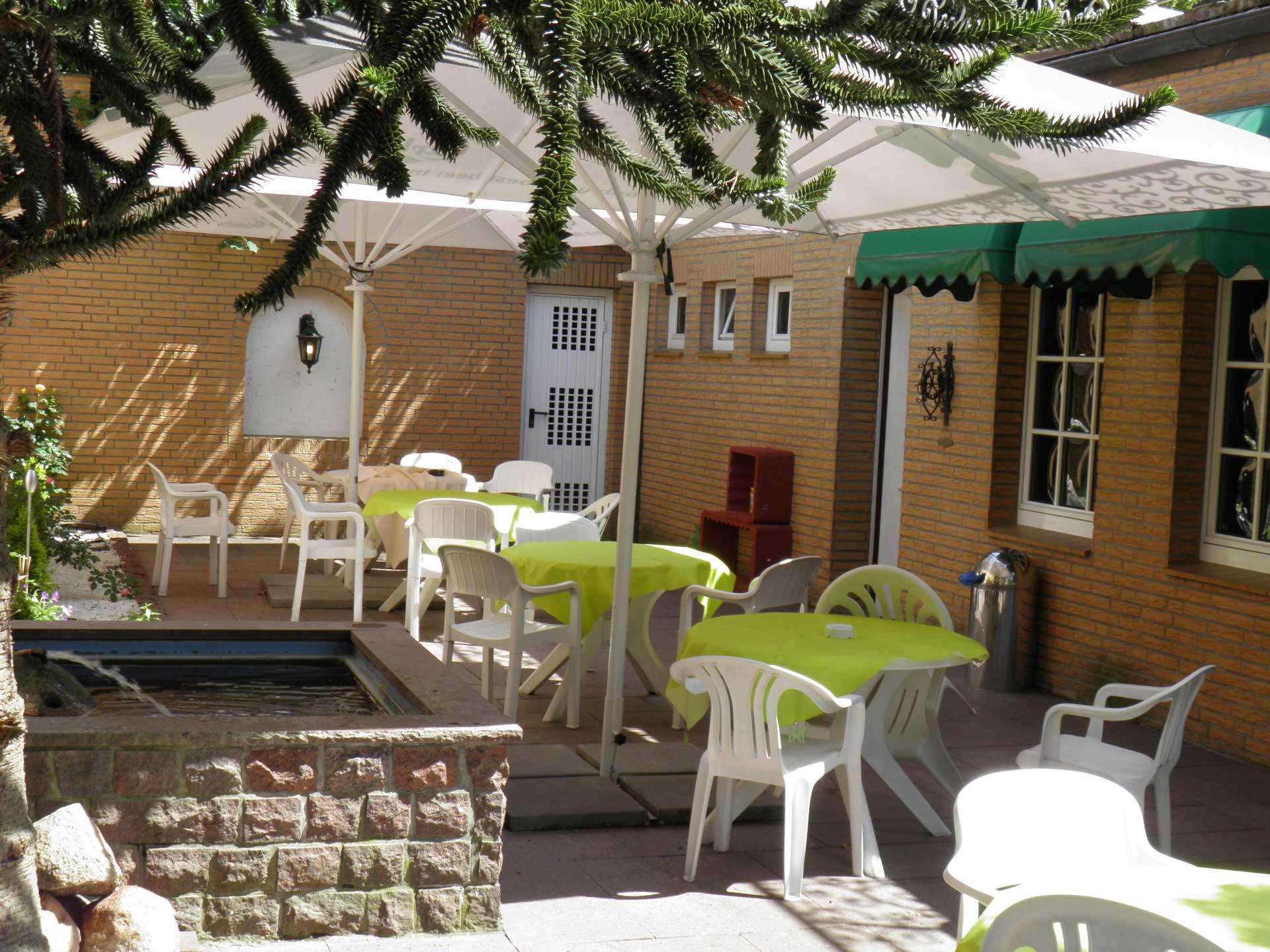 Tische im Außenbereich vom Restaurant Fährhaus Ziehl