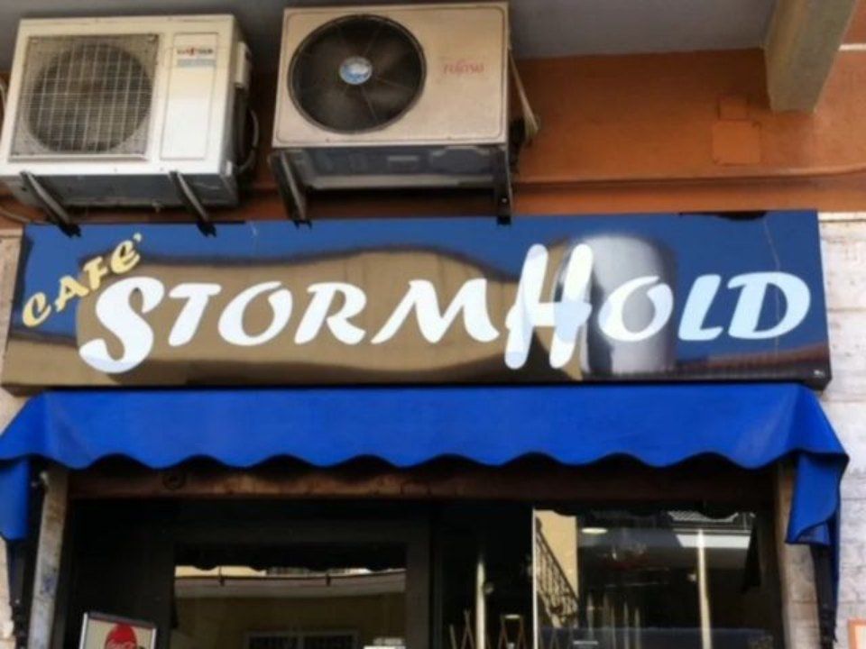 insegna nera e bianca di Stormhold