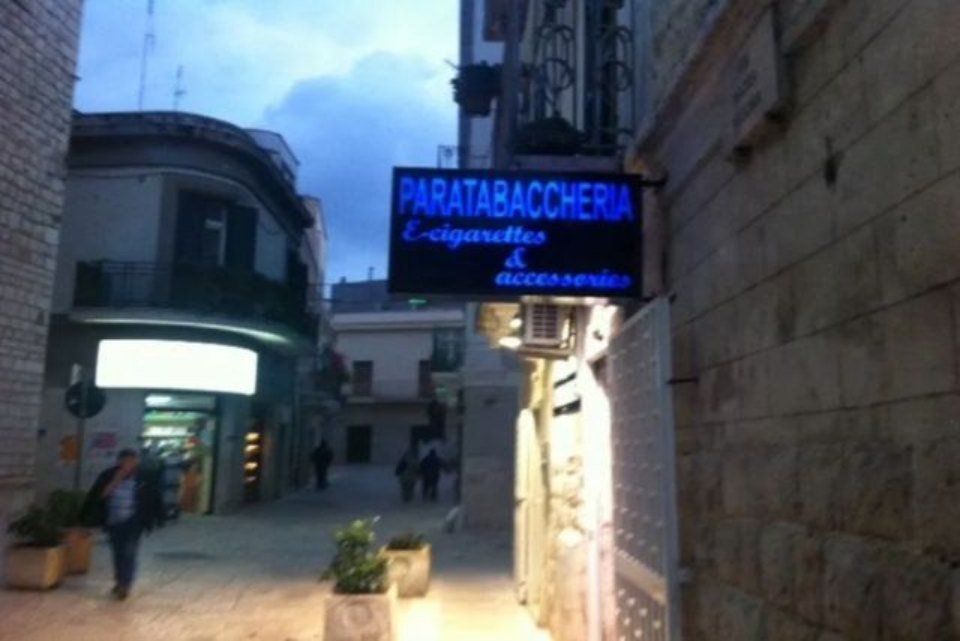 insegna blu e nera di tabaccheria