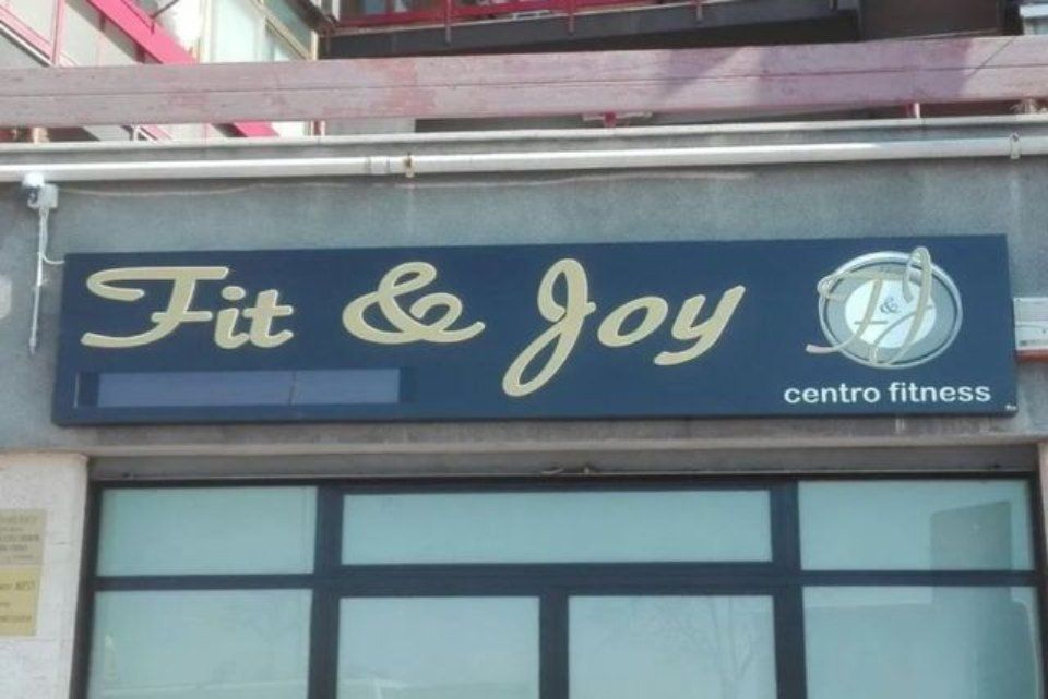 insegna traforata di centro fitness