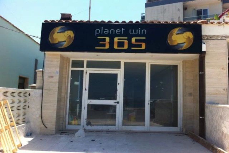 insegna traforata di Planet Win 365