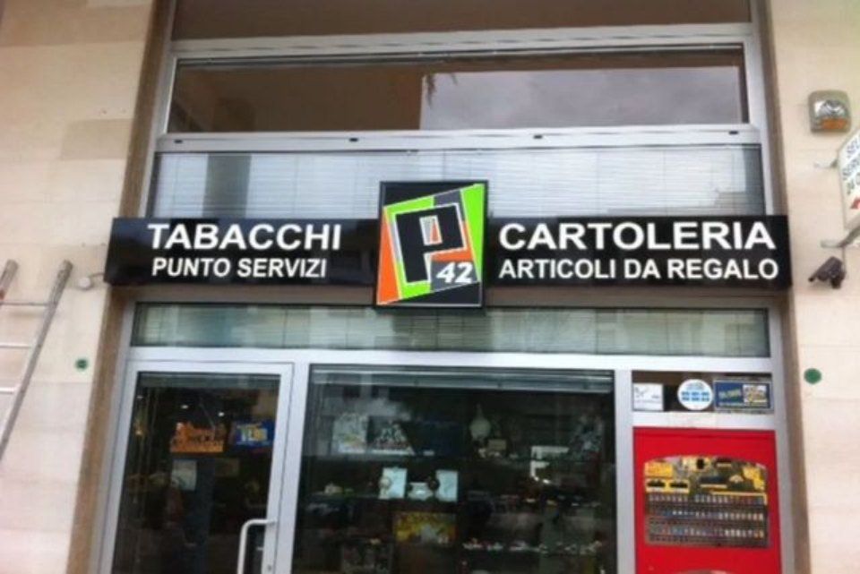 insegna traforata di cartoleria e tabaccheria