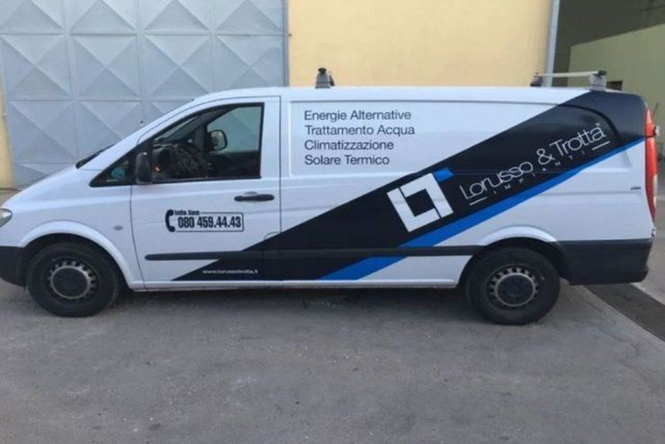 furgoncino con logo e servizi aziendali
