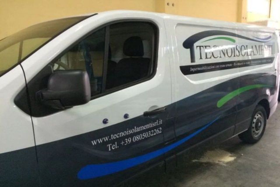 furgoncino con logo e contatti aziendali