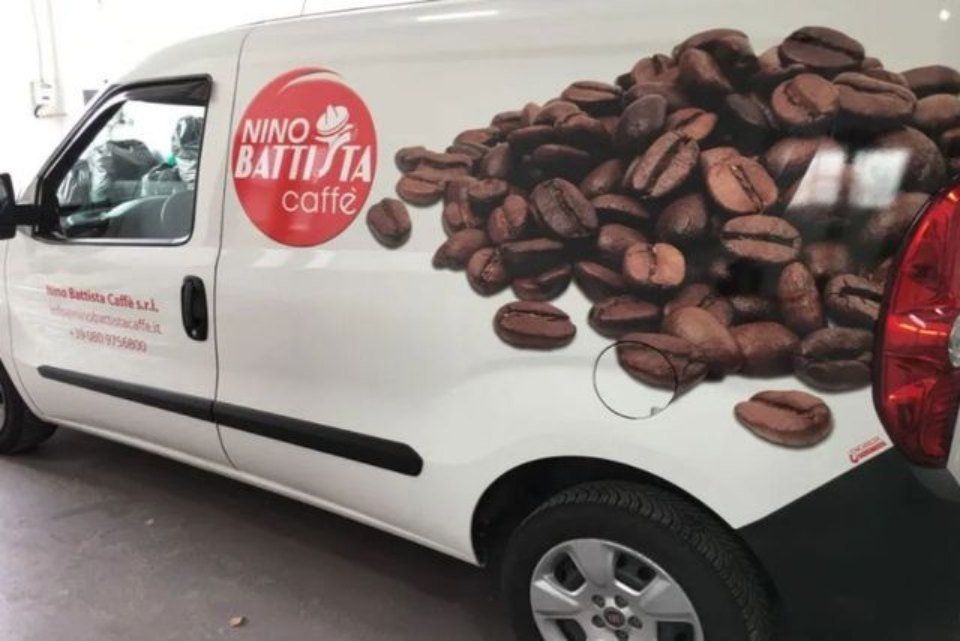 furgoncino con logo di Nino Battista e chicchi di caffè
