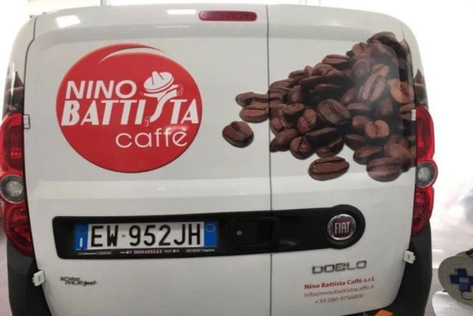 retro di un furgoncino con logo di Nino Battista Caffè
