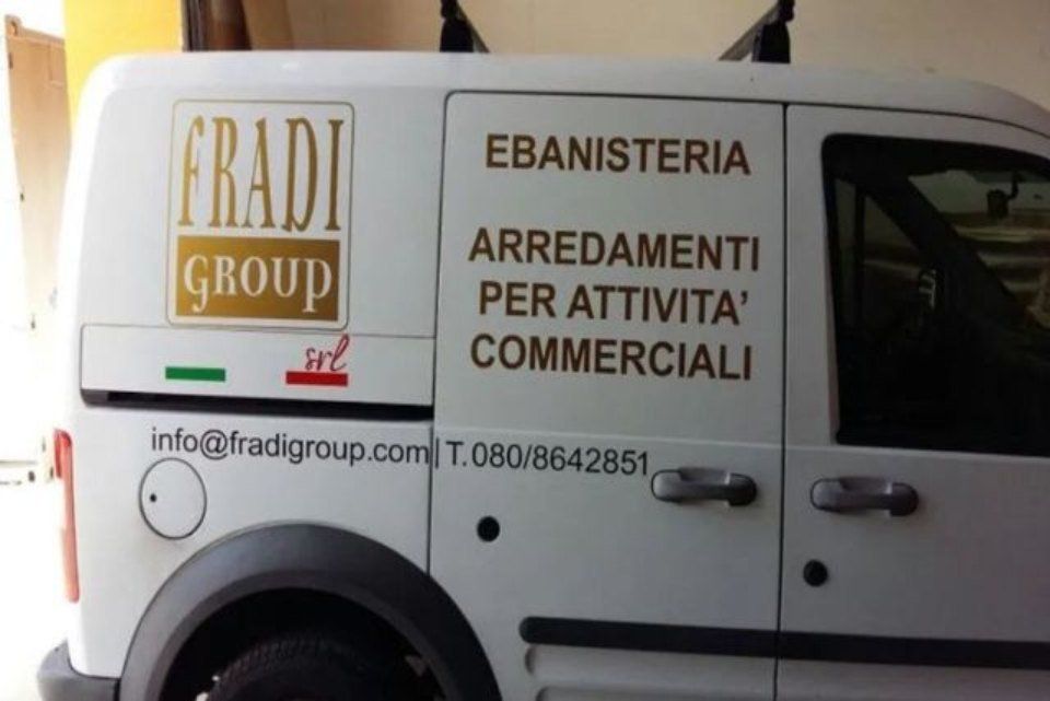 furgoncino bianco con scritte pubblicitarie