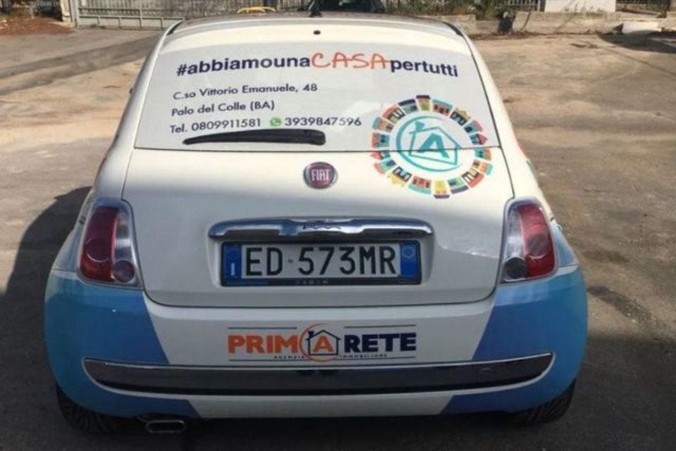 automobile 500 con logo e pubblicità di Prima Rete