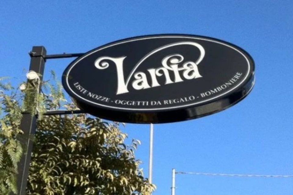 insegna monofacciale a bandiera bianca e nera