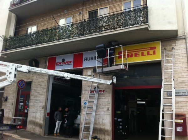 installazione insegna monofacciale a bandiera