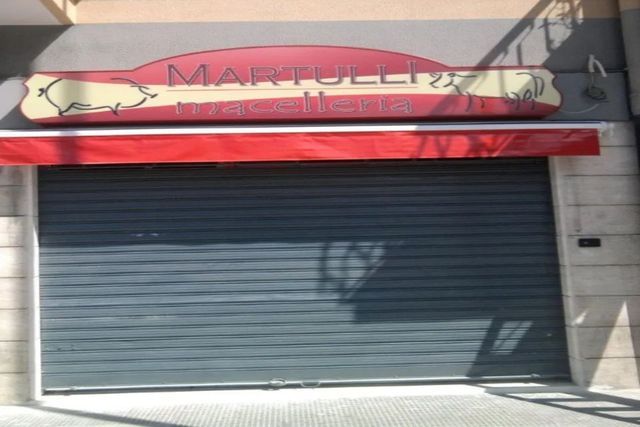 insegna monofacciale a bandiera rossa