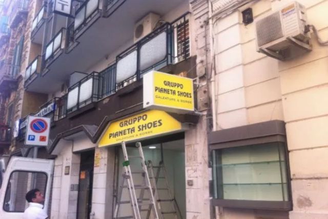 insegna monofacciale a bandiera gialla