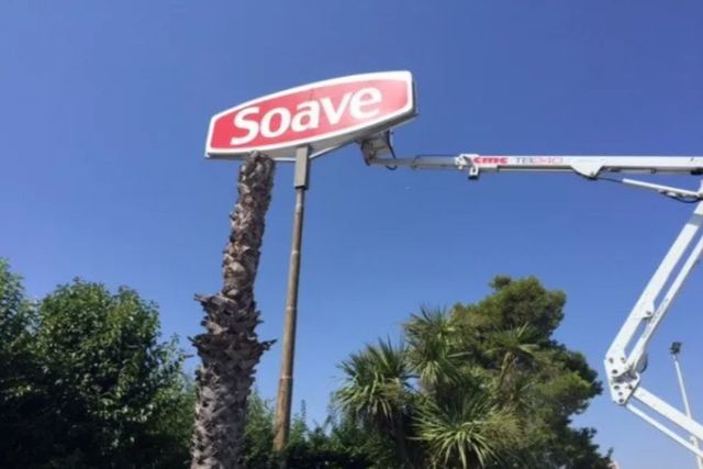 insegna monofacciale a bandiera rossa e bianca