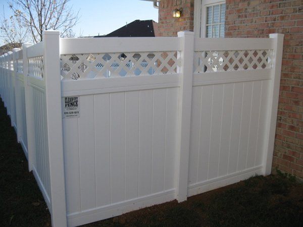 Vinyl privacy with lattice accent