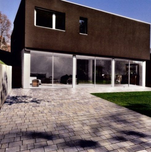 cortile con pavimento in mattonelle