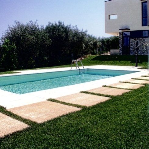 piscina con bordo in marmo