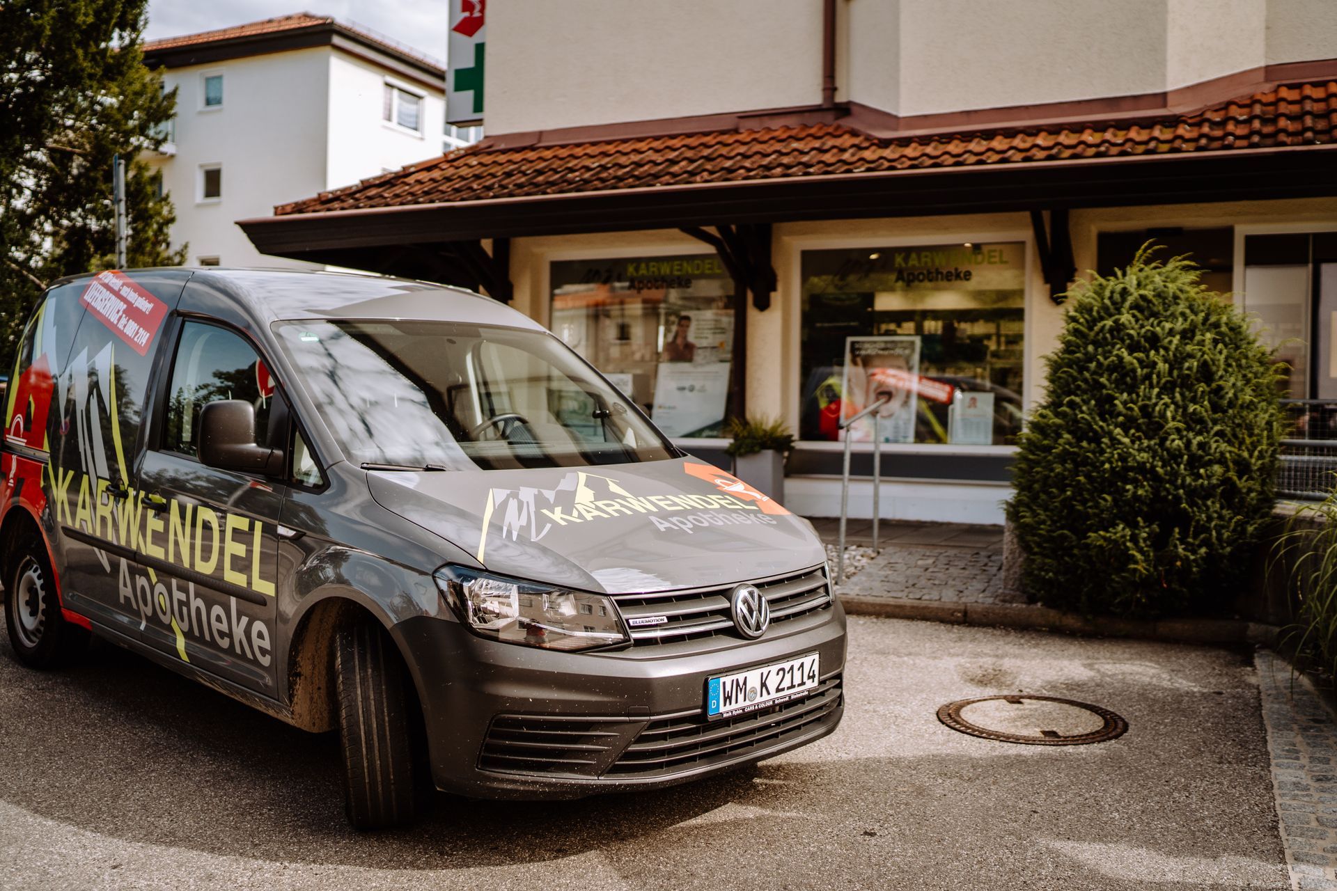 Vor einer Apotheke parkt ein Lieferwagen.