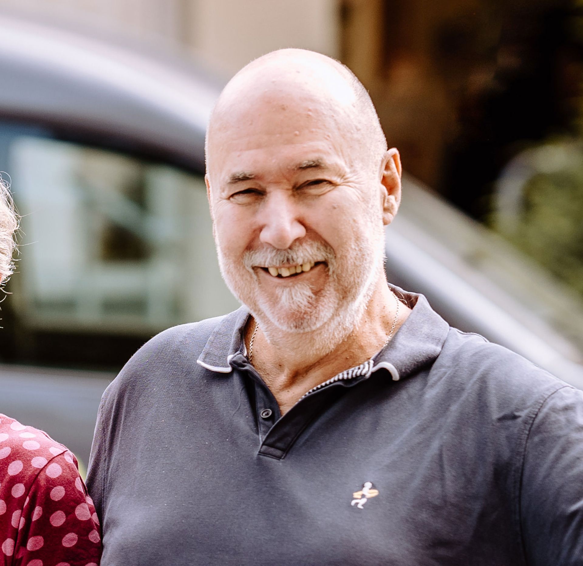 Ein kahlköpfiger Mann mit Bart lächelt in die Kamera