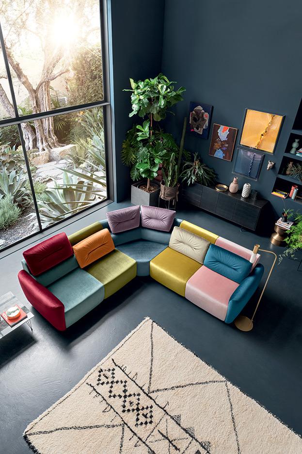 divano a 3 posti color panna con cuscini colorati